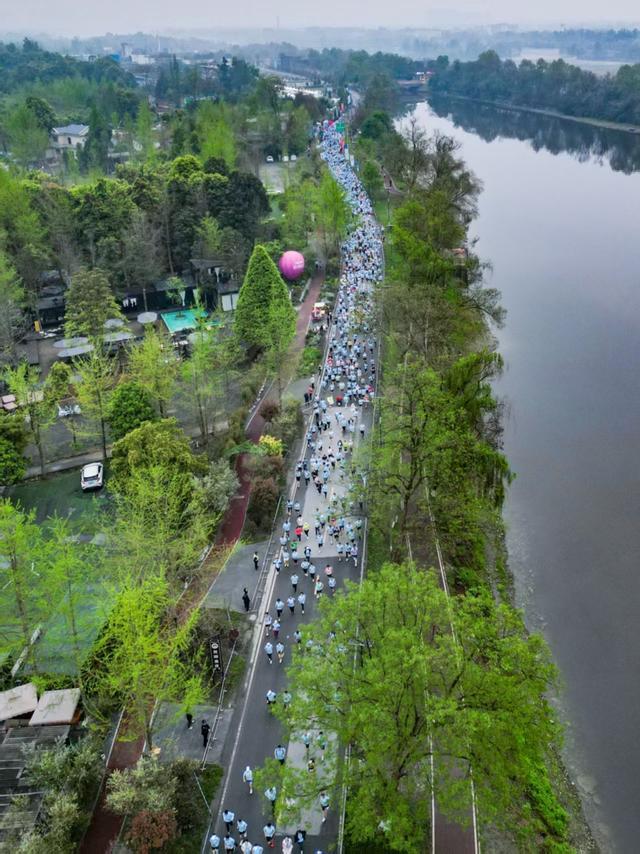 开云官网-成都：一场“小村跑”，一篇“大文章”